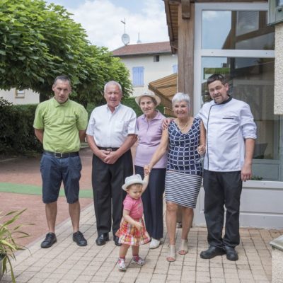 -Hotel-Restaurant-Le chatard_-Sarcey-69-Famille-1